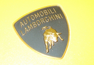 Lamborghini дразнится первым тизером нового флагмана