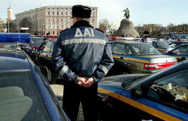 В Киеве гаишники поздравили женщин-водителей