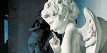 В Лувре разрешено трогать руками экспонаты