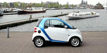 В Амстердаме туристам предлагают взять напрокат электромобиль