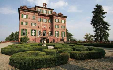 В Италии выставили на продажу замок, принадлежащий семье Карлы Бруни