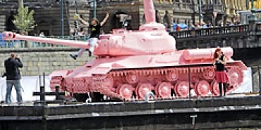 В центре Праги появился розовый танк