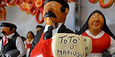 Власти Палермо намерены запретить продажу сувенирных маек с надписями про мафию