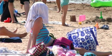 Туристы спасаются от жары на пляжах Латвии