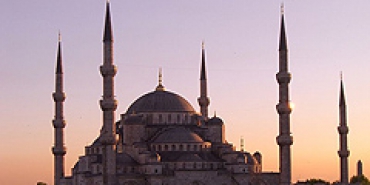 В Стамбуле перед посещением мечетей туристам предложат переодеться