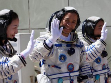 Космонавты китайского космического корабля вернулись домой