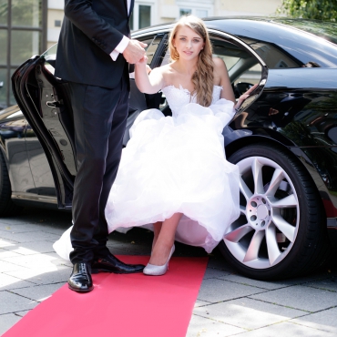 Что выбрать для свадьбы: лимузин или спортивный кабриолет?
