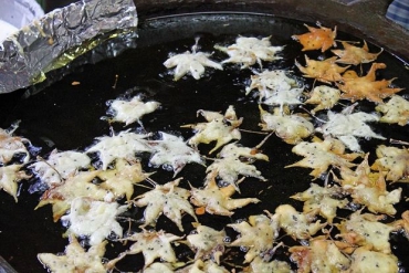 В Японии перешли на жаренные кленовые листья