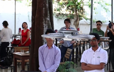 В Сингапуре официантов поменяли на дронов