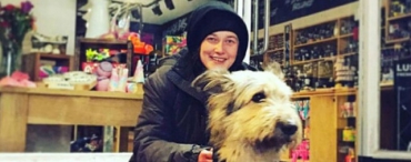 Жительница Британии вместе со своей собакой защитила магазин от грабителя