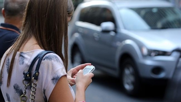 Пешеходам грозит штраф за разговоры по мобильному телефону